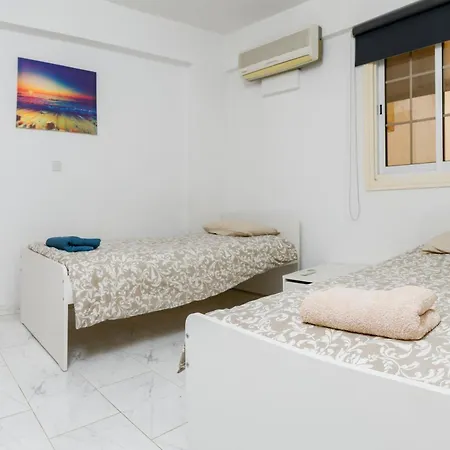 Julian 2 Bed Apartment Larnaca Exterior photo